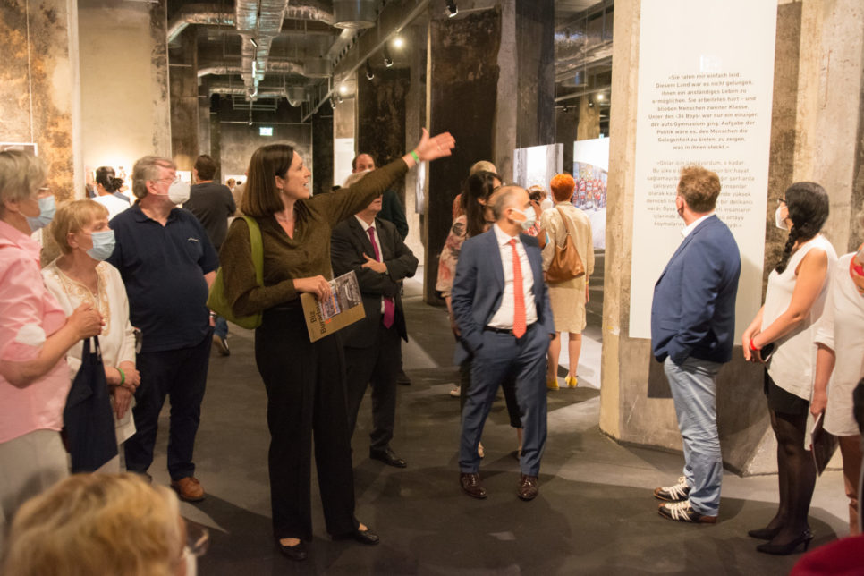 Eröffnung, Alexandra Nocke führt durch die Ausstellung