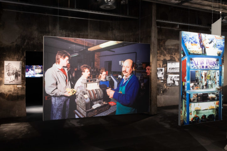 Raumeindruck der Ausstellung Wir sind von hier. Türkisch-deutsches Leben 1990 Fotografien von Ergun Çağatay, 12-Meter-Ebene, Ruhr Museum