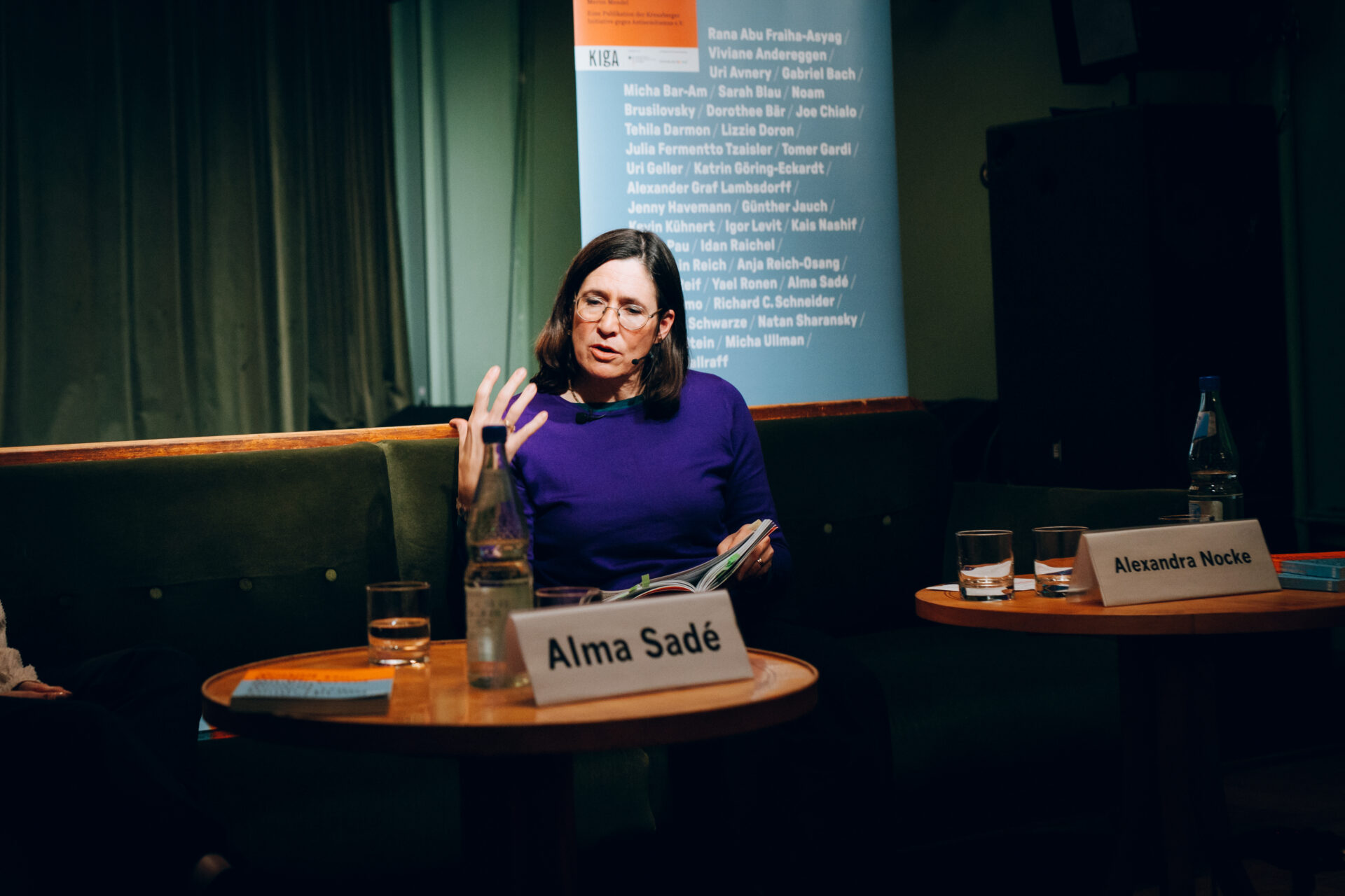 Mit Alma Sadé, Jüdischer Salon im Grünen Salon an der Volksbühne, 2024 © Maria Svidryk