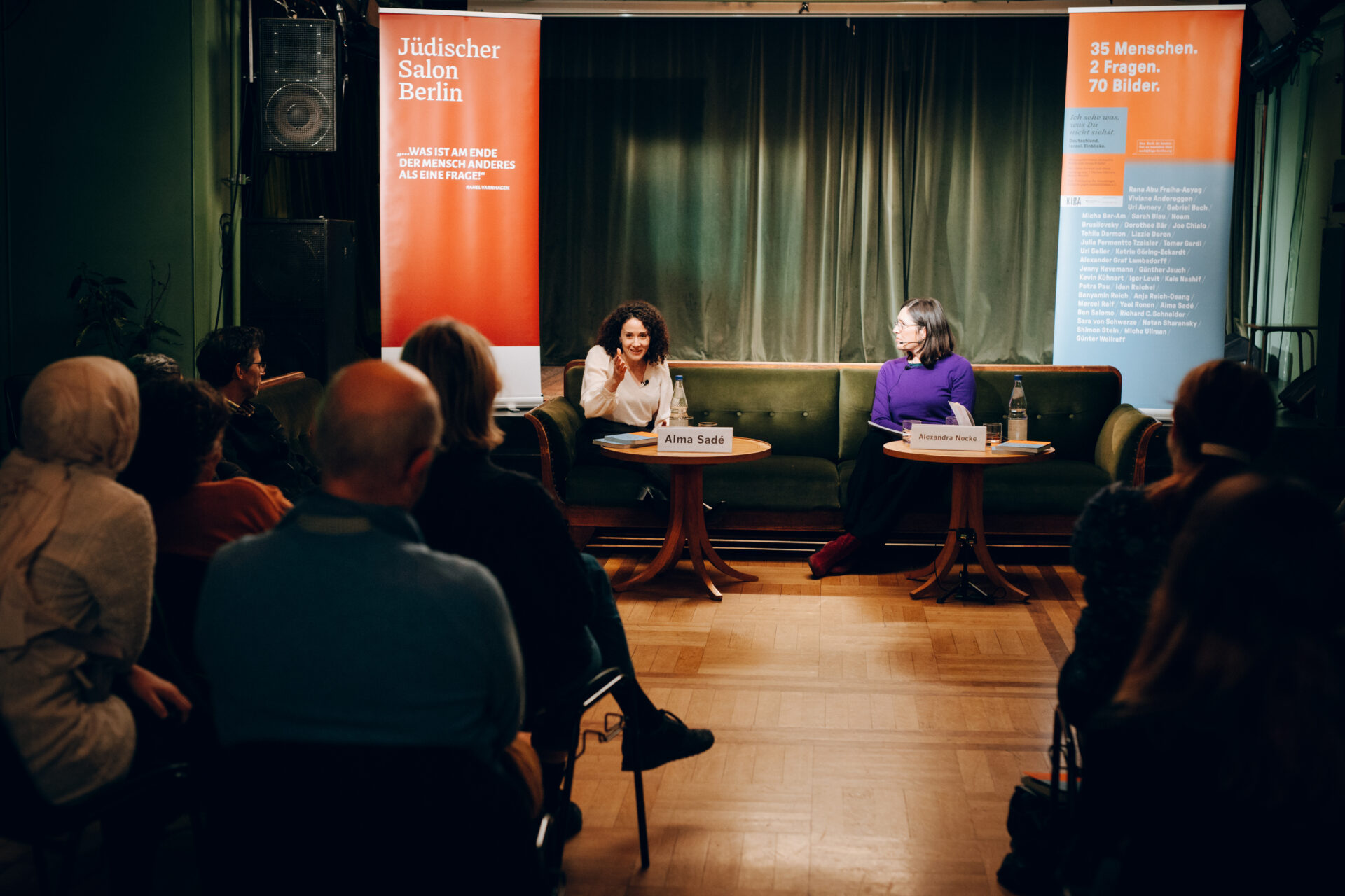 Mit Alma Sadé, Jüdischer Salon im Grünen Salon an der Volksbühne, 2024 © Maria Svidryk